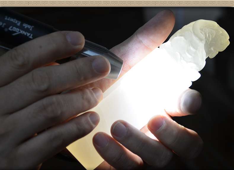 照玉強光手電筒不只可以鑒定琥珀，還可以鑒別各種的玉石、原石
