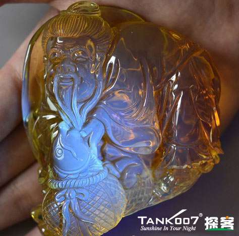 網(wǎng)上用紫光手電鑒定琥珀的帖子這么多，哪個(gè)是真假？