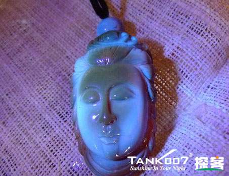 網(wǎng)上用紫光手電鑒定琥珀的帖子這么多，哪個(gè)是真假？