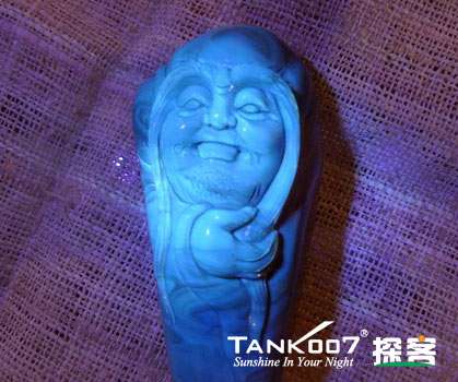 網(wǎng)上用紫光手電鑒定琥珀的帖子這么多，哪個(gè)是真假？
