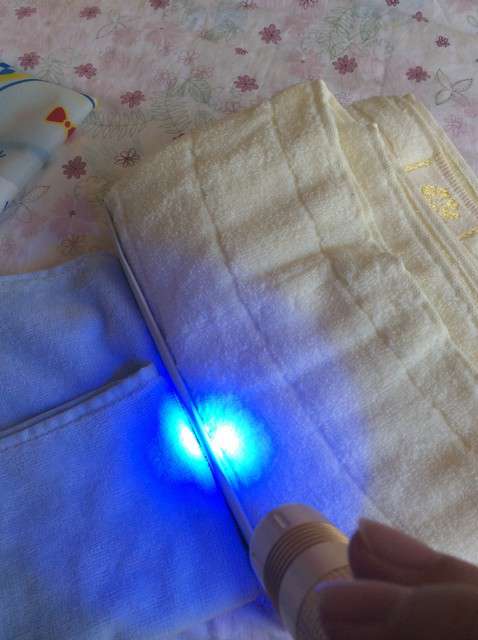  寶媽買了紫光手電，衣服上好多熒光劑，看的心慌害怕