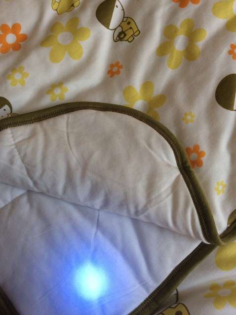  寶媽買了紫光手電，衣服上好多熒光劑，看的心慌害怕