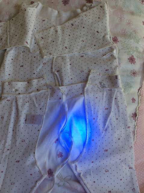  寶媽買了紫光手電，衣服上好多熒光劑，看的心慌害怕