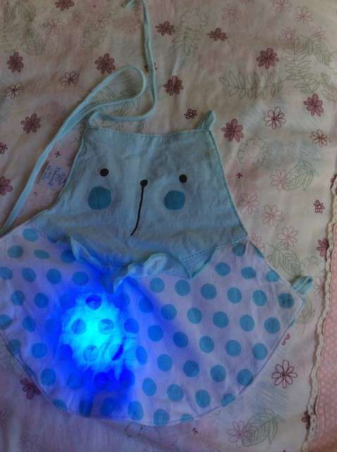  寶媽買了紫光手電，衣服上好多熒光劑，看的心慌害怕